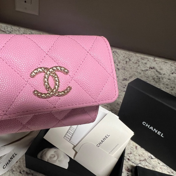 SOLD❌CHANEL 23P XL Flap Card Holder - Picture 9 of 14